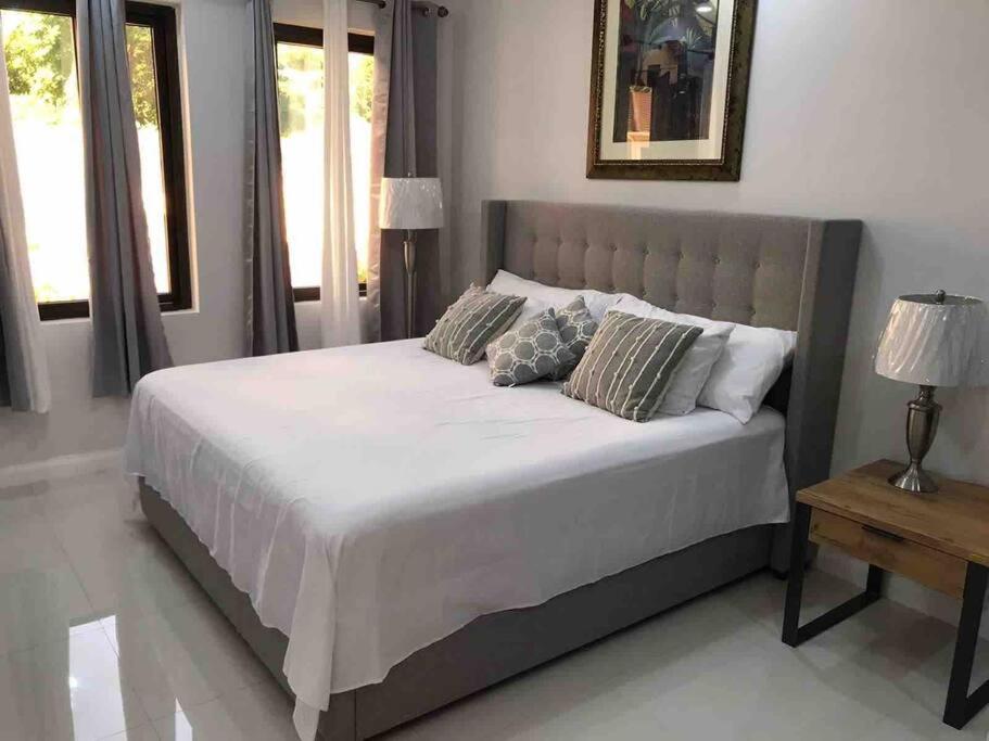 Sun Shine Luxury Villas 2 Bedroom Pool & Gym Ocho Rios St Ann ภายนอก รูปภาพ