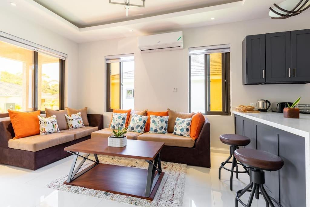Sun Shine Luxury Villas 2 Bedroom Pool & Gym Ocho Rios St Ann ภายนอก รูปภาพ