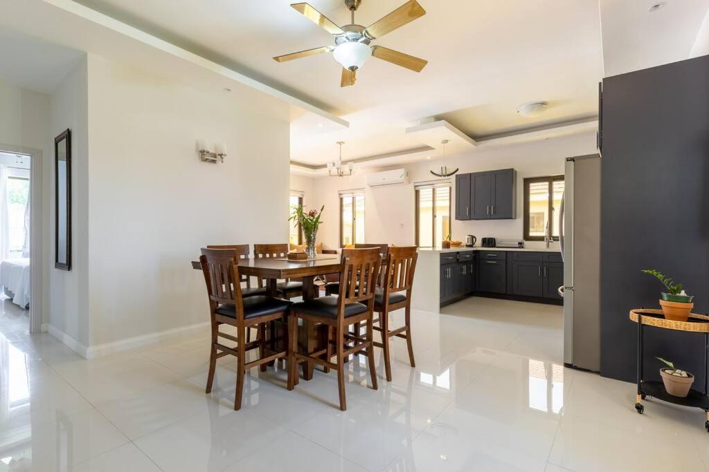 Sun Shine Luxury Villas 2 Bedroom Pool & Gym Ocho Rios St Ann ภายนอก รูปภาพ