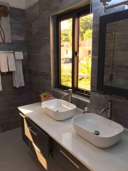 Sun Shine Luxury Villas 2 Bedroom Pool & Gym Ocho Rios St Ann ภายนอก รูปภาพ