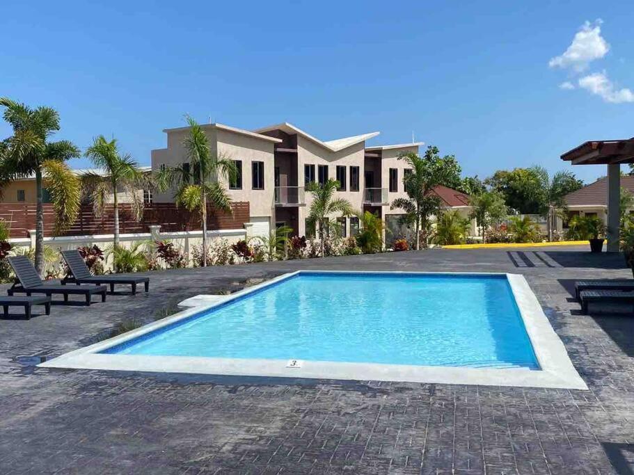 Sun Shine Luxury Villas 2 Bedroom Pool & Gym Ocho Rios St Ann ภายนอก รูปภาพ