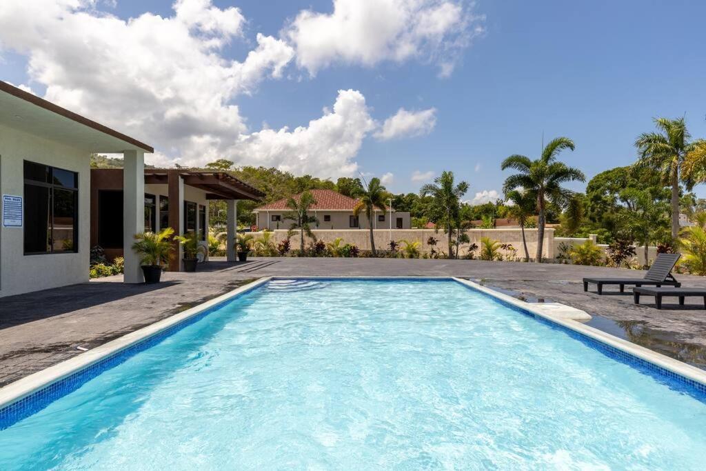 Sun Shine Luxury Villas 2 Bedroom Pool & Gym Ocho Rios St Ann ภายนอก รูปภาพ